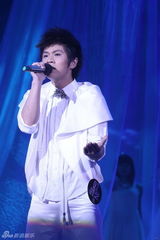 组图：李炜夺2010快男总冠军 刘心武艺分摘亚季军