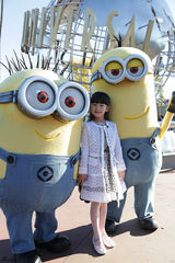 组图：“森碟”一家赴美与小黄人共度圣诞