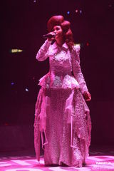 组图：郑伊健开唱秀肌肉与女模热舞 蒙嘉慧现身支持