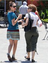 组图：《无耻之徒》女星埃米-罗森着蓝T恤显活力