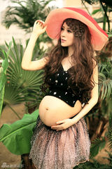 组图：金巧巧昔日硕大孕肚照首曝光 白裙似仙女