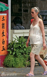 组图：蓝洁瑛顶白发落寞逛街 停药拒看医生情绪欠稳