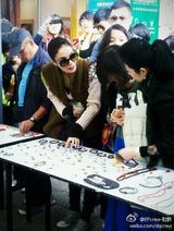 组图：王菲民族风装扮游丽江古镇素颜逛街