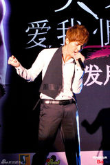 组图：吴克群再度出击秀肌肉 声色俱全尺度大胆 