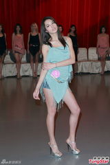 组图：倪晨曦教走猫步 亚姐佳丽奇招突围