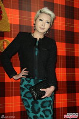 组图：黄小柔出嫁盼造人 穿低胸婚纱挽老公亮相