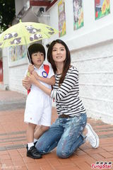 组图：陈慧琳跪地接爱子 虾饺仔被老师赞乖巧