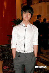 幻灯图集：爱戴酥胸半露火辣出场 蔡康永侯佩岑联袂主持