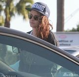 组图：暮光女素颜休闲装出街 拿可乐豪放对瓶吹