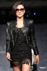 组图：应采儿蕾丝裙秀美腿 谈及婚姻一脸幸福 