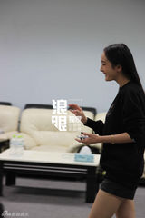 组图：杨幂亮相快男彩排 被霆锋调戏坐大腿