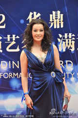 组图：刘晓庆深V长裙性感亮相华鼎奖红毯