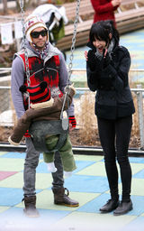 幻灯图集：阿什莉-辛普森一家三口在公园玩耍