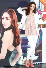 组图：韩星简美妍写真记者会 优雅性感妩媚动人