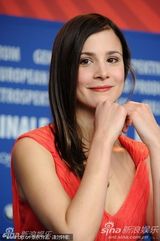 《阿曼尼亚》发布会 女星Aylin Tezel 红裙俏丽(图)