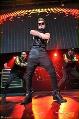 组图：比伯晒腹肌变肌肉男 女舞伴摸身火辣狂野