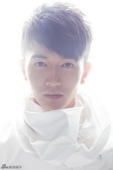 组图：许诺拍黑白朦胧写真 强光背景秀帅气轮廓