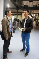 组图：李坤霖受邀出席画展 轻便装扮显活力