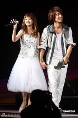 幻灯图：杨丞琳个唱与言承旭甜蜜拥抱 群星助阵观战