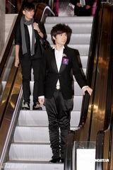 幻灯图：阿娇性感出席酒会 古巨基称被催婚压力大