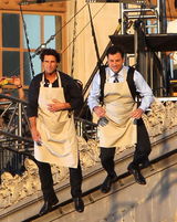 幻灯图：克鲁斯为新片变飞人 和主持人当空卖鸡蛋