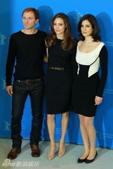 组图：《血与蜜之地》记者会 朱莉黑裙典雅性感