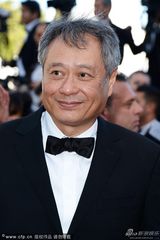 组图：李安黑西服儒雅助阵《过往》首映