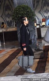 组图：周笔畅潮人装亮相扮酷 遭遇偷拍熟视无睹