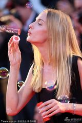 组图：爱娃助阵《沙漠驼影》首映 现场玩吹泡泡