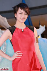 组图：梁咏琪红裙亮相优雅妩媚