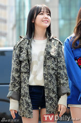 组图：韩女团Girls Day街头热拥粉丝