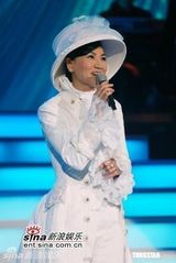 组图：凤飞飞生前精彩演出回顾 帽子歌后音容犹在