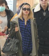 组图：蔡依林潮装现身机场 金发抢眼获保镖护驾