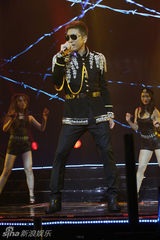 组图：沙宝亮北京开唱 揽宋祖英亲密起舞对唱