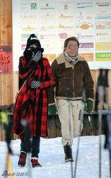 海瑟薇夫妇瑞士游 时装大师瓦伦蒂诺当小三(图)