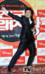 组图：《全国歌唱比赛》试映 柳贤京低胸露身材