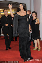 组图：《炎夏》发布会 贝鲁奇裹身黑裙秀玲珑曲线