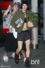 组图：SJ庆出道8周年机场上演变装秀 整疯粉丝