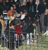 组图：德普与小22岁新欢十指紧扣恩爱看演唱会