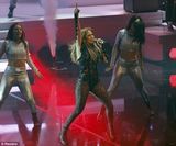 组图：洛佩慈穿网眼裙上谈话节目 现场秀狂野辣舞