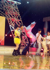 组图：涂松岩节目现场晒私照 试驾摩托车吓跑主持人