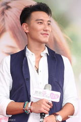 组图：杨谨华顶高温街头宣传 王阳明和粉丝比腕力