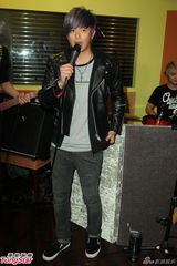 组图：黄鸿升生日开唱 喜收高档耳机