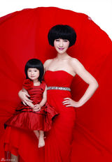 组图：杨雪携爱女登杂志封面