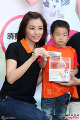 组图：陈怡蓉街头募款 新剧无缘金钟奖感遗憾