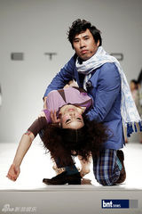 组图：韩国笑星名模齐聚亮相慈善时装秀