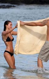 高清组图：梅根-福克斯迈阿密海滩秀恩爱秀性感身材