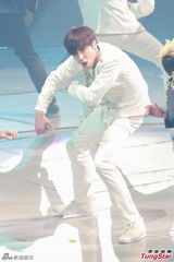 组图：东方神起开唱 劲歌热舞粉丝high不停