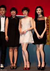 组图：景甜亮相品牌盛典 黑色短裙妩媚养眼