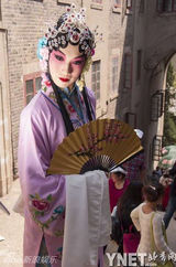 组图：武汉大学胡须男校园中扮美女 羡煞女生